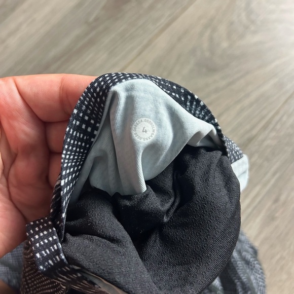 Lululemon Time To Sweat Crop in Free Spirit Alpine White Black - Picture 4 of 6